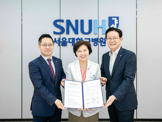 지난 14일 업무협약 체결 후 (왼쪽부터)김영훈 한화갤러리아 대표이사, 최은화 서울대학교어린이병원장, 김형조 한화호텔앤드리조트 대표이사가 기념촬영을 하고 있다. 한화호텔앤드리조트 제공